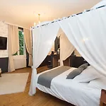 Bed & Breakfast Chateau De La Rochetiere 4*